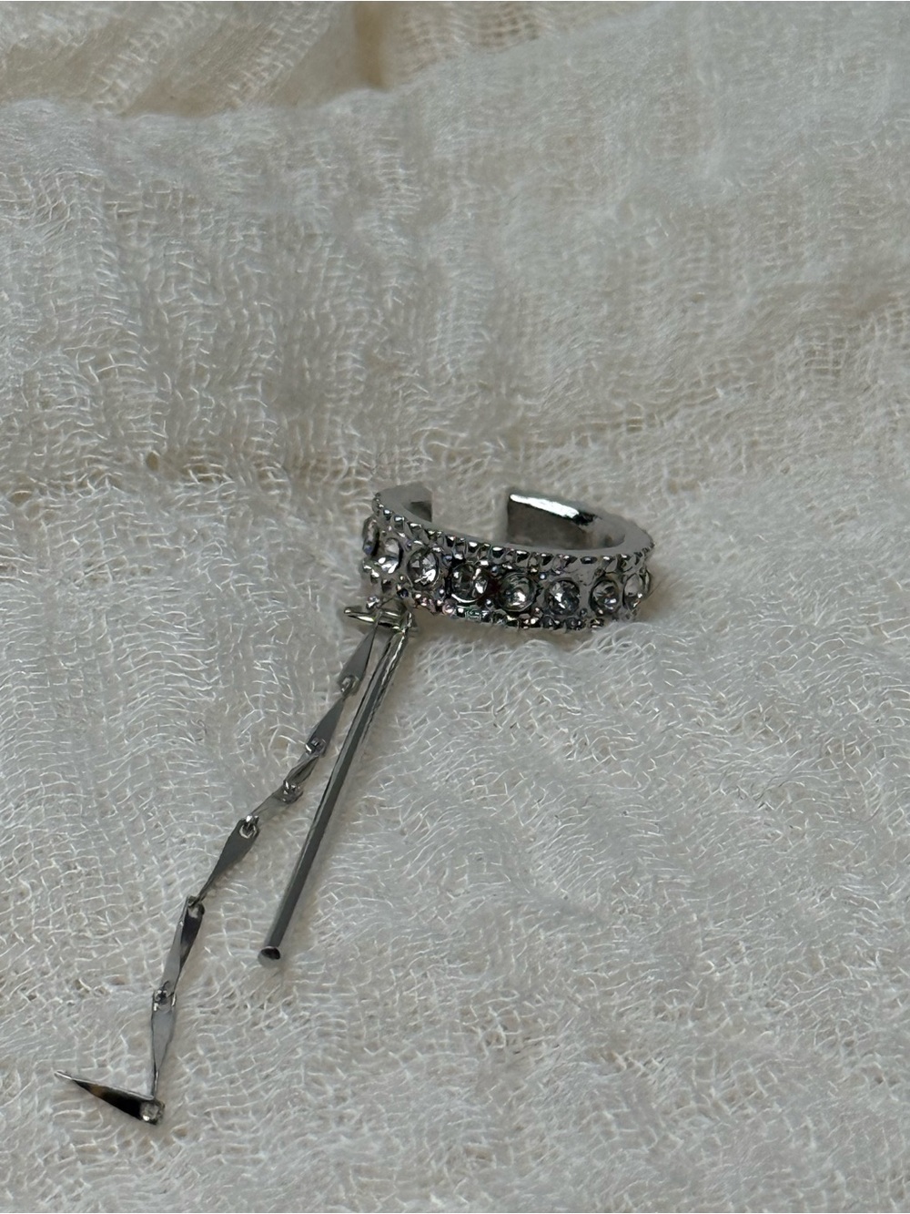 Silver pearl chain ear cuff – vintage‑inspired Y2K statement ear jewelry.